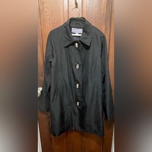 Laura Scott women’s size XL black trench Raincoat with twist lock fasteners.